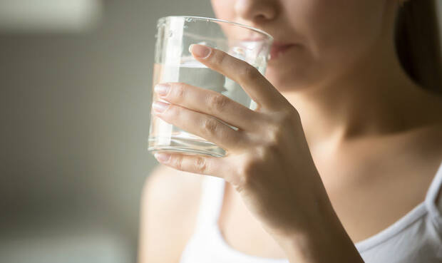 Fehlerlerntes Trinkverhalten kann psychische oder medikamentös bedinge Ursachen haben. © fizkes / iStock / Getty Images Plus