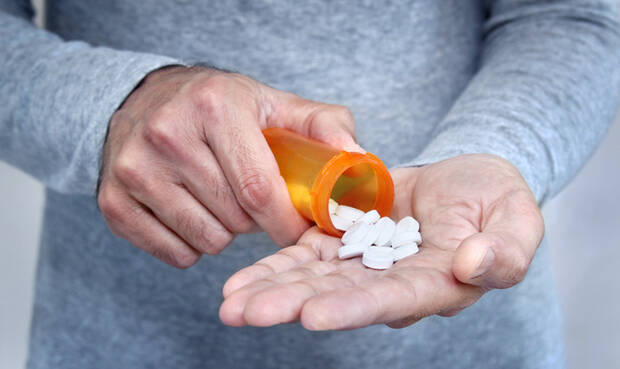 Mann mit Tabletten. © outline205 / iStock / Getty Images Plus