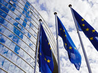 © sinonimas / iStock / Thinkstock Eu-Flaggen vor Parlament