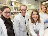 Franka Eckardt, Dr. Reinhard Bauer, Melanie Thielisch und Mariangela Sociale vom LIMES-Institut (Life & Medical Sciences) der Universität Bonn. © Barbara Frommann/Uni Bonn