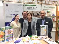 Das Team der ERMÄHRUNGS UMSCHAU am Stand (v. l.): Sandra Augsburger und Carsten Augsburger (beide Geschäftsleitung), Tanja Kilbert (Anzeigenleitung) und Udo Maid-Kohnert (Redaktion / Objektleitung). Das Team der ERMÄHRUNGS UMSCHAU am Stand (v. l.): Sandra Augsburger und Carsten Augsburger (beide Geschäftsleitung), Tanja Kilbert (Anzeigenleitung) und Udo Maid-Kohnert (Redaktion / Objektleitung).