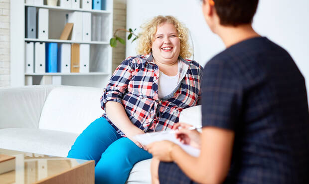 Übergewichtige Frau im Gespräch mit Therapeutin. © shironosov / iStock / Thinkstock