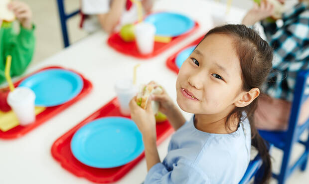 Kind in der Mensa, © Gettyimages/shironosov