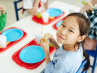 Kind in der Mensa, © Gettyimages/shironosov Kind in der Mensa, © Gettyimages/shironosov