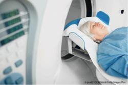 Im Ganzkörper-MRT lässt sich die Fettverteilung im Körper erkennen, ein Parameter für die Entstehung von Typ-2-Diabetes. © peakSTOCK/iStock/Getty Images Plus Frau vor der Öffnung eines Ganzkörper-MRT. © peakSTOCK/iStock/Getty Images Plus