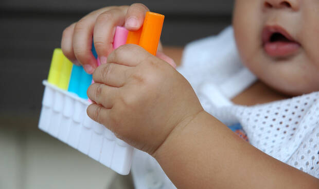 Die ersten 1000 Tage im Leben eines Kindes sind auch entscheidend für die spätere Gewichtsentwicklung. © mypokcik / iStock / Getty Images Plus