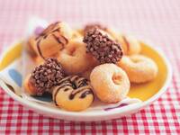 Kalorien- und fettreich: Donuts mit Topping. © Digital Vision. / Photodisc / Thinkstock