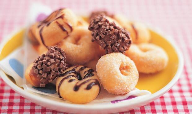 Kalorien- und fettreich: Donuts mit Topping. © Digital Vision. / Photodisc / Thinkstock