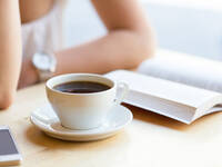 © kjekol / iStock / Thinkstock Kaffeetasse auf Tisch