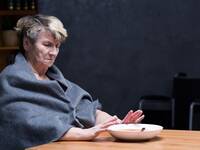 Das Sterberisiko ist im Lauf von zwei Jahren erhöht, wenn Herzschwäche-Patienten weniger Appetit haben. © KatarzynaBialasiewicz / iStock / Thinkstock Frau lehnt Essen ab. © KatarzynaBialasiewicz / iStock / Thinkstock