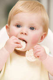 Baby mit Reiswaffel. © BananaStock / Thinkstock