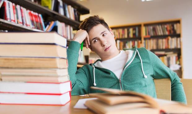 Noch nicht fit: Der frühe Schulstartzeit entspricht nicht dem physiologisch späteren Chronotyp von Jugendlichen. © dolgachov / iStock / Getty Images Plus