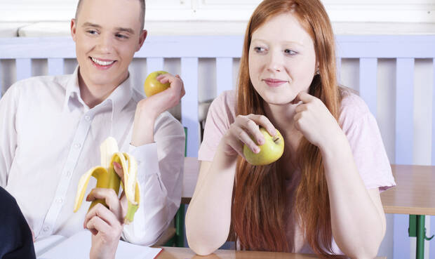Zwei Schüler essen Obst. © KatarzynaBialasiewicz / iStock / Thinkstock
