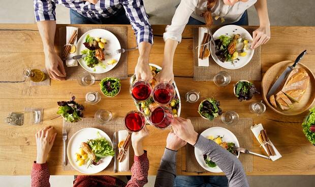 Freunde essen gemeinsam zu Abend. © Ridofranz / iStock / Thinkstock