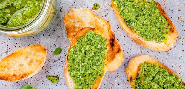Brot mit Pesto