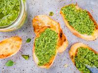 Brot mit Pesto