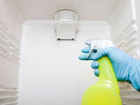 © greg801 / iStock / Thinkstock Kühlschrank wird geputzt.