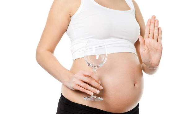 Null Promille: Wenn Schwangere Alkohol trinken, hat das Kind innerhalb weniger Minuten den gleichen Alkoholspiegel. © MorePixels / iStock / Getty Images Plus