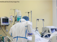 PflegerIn im Krankenhaus am Krankenbett. © PatrikSlezak/iStock/Getty Images Plus