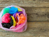 Trotz Diskussionen wächst der Kunststoffverpackungsmarkt in Deutschland weiter. © Mukhina1/iStock/Getty Images Plus Bunte Plastikbeutel. © Mukhina1/iStock/Getty Images Plus