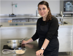 Die Oecotrophologie-Studentin Alena Busalski von der FH Münster hat mit ihrer Projektarbeit über Aquafaba den Campus-Preis des Verbandes der Ernährungswirtschaft erhalten. © FH Münster/Dzemila Muratovic Die Oecotrophologie-Studentin Alena Busalski von der FH Münster hat mit ihrer Projektarbeit über Aquafaba den Campus-Preis des Verbandes der Ernährungswirtschaft erhalten. © FH Münster/Dzemila Muratovic