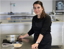 Die Oecotrophologie-Studentin Alena Busalski von der FH Münster hat mit ihrer Projektarbeit über Aquafaba den Campus-Preis des Verbandes der Ernährungswirtschaft erhalten. © FH Münster/Dzemila Muratovic