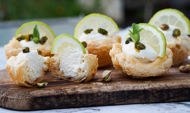 Blätterteigmuffins mit veganer Zitrussahne und karamellisierten Pistazien