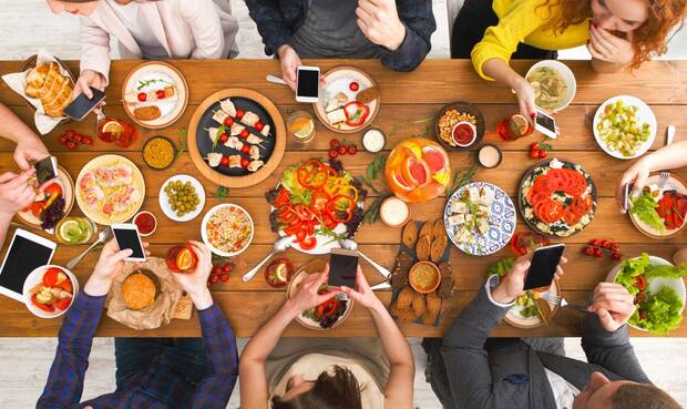Warum ist Essen heute so viel mehr als reine Nahrungsaufnahme? Mehr dazu in der Juni-Ausgabe. © Milkos / iStock / Getty Images Plus