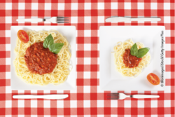 Lieber nochmal nachnehmen? Kleinere Portionen verhindern, unbewusst mehr zu essen. © tifonimages/iStock/Getty Images Plus Lieber nochmal nachnehmen? Kleinere Portionen verhindern, unbewusst mehr zu essen. © tifonimages/iStock/Getty Images Plus