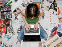 In das Auswahlverfahren werden Presseveröffentlichungen (print und online) sowie Beiträge aus Hörfunk und Fernsehen einbezogen. © badahos / iStock / ThinkstockPhotos Frau am PC. © badahos / iStock / ThinkstockPhotos