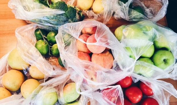 In Plastik gepackt: Im Jahr 2016 wurden weltweit 335 Millionen Tonnen Kunststoff produziert. © editorial_head / iStock / Getty Images Plus