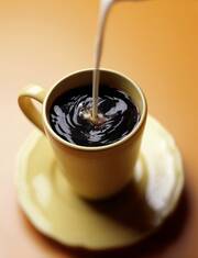 Kaffee abkühlen lassen und Milch hinzugeben optimiert die Trinktemperatur. © Purestock / Thinkstock