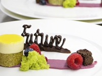 3D-Choco-Schriftzüge, mit leckerer Schokoladenganache stehend auf Tellern fixiert. © Procusini 2018 3D-Choco-Schriftzüge, mit leckerer Schokoladenganache stehend auf Tellern fixiert. © Procusini 2018