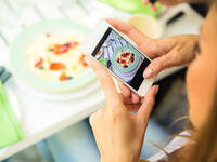 Frau fotografiert mit dem Handy ihr essen. © DeanDrobot / iStock / Thinkstock