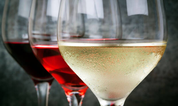 Drei Weingläser mit Rot- und Weißwein