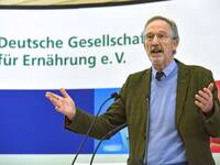 „Wenn sich nichts ändert, ruinieren wir unsere Ökosysteme immer mehr." Dr. Felix Prinz zu Löwenstein war einer der Plenarredner auf dem DGE-Kongress. © Christian Augustin „Wenn sich nichts ändert, ruinieren wir unsere Ökosysteme immer mehr." Dr. Felix Prinz zu Löwenstein war einer der Plenarredner auf dem DGE-Kongress. © Christian Augustin