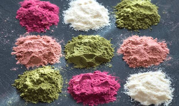 Bunte Palette aus Pulvern: Echte Superfoods oder Fälschungen? © JulyProkopiv / iStock / Thinkstock