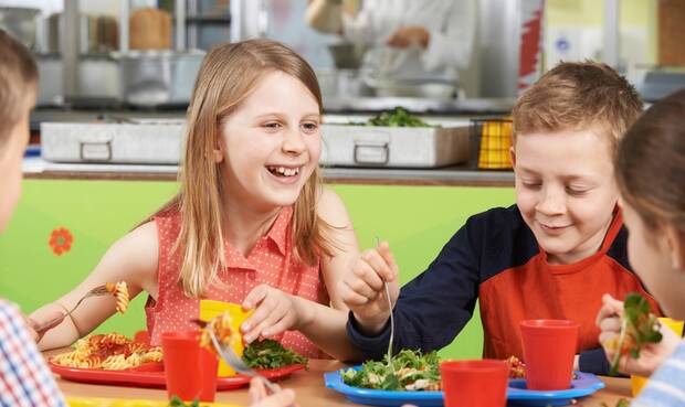 Kinder beim Mittagessen in der Kita. © Highwaystarz-Photography / iStock / Thinkstock