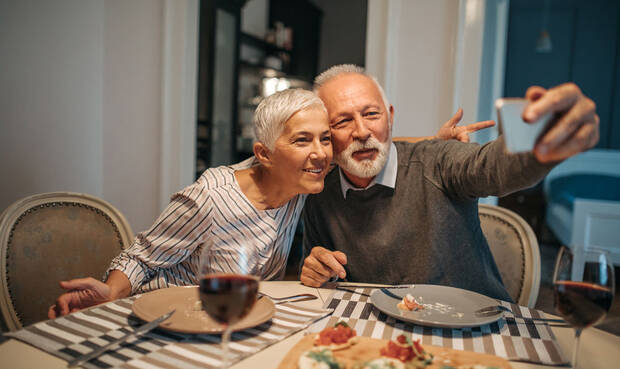 Paar am essen. © bernardbodo / iStock / Getty Images Plus