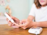 Blutzucker messen: Ein unbehandelter Diabetes erhöht unter anderem die Komplikationsrate für Herzinfarkt und Schlaganfall. © Noppawan Laisuan / iStock / Thinkstock Frau misst ihren Blutzucker. © Noppawan Laisuan / iStock / Thinkstock