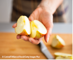 Obst vorportioniert anzubieten kann ein einfacher Nudge sein. © CentralITAlliance/iStock/Getty Images Plus Apfelstücke werden in einer Hand angeboten. © CentralITAlliance/iStock/Getty Images Plus