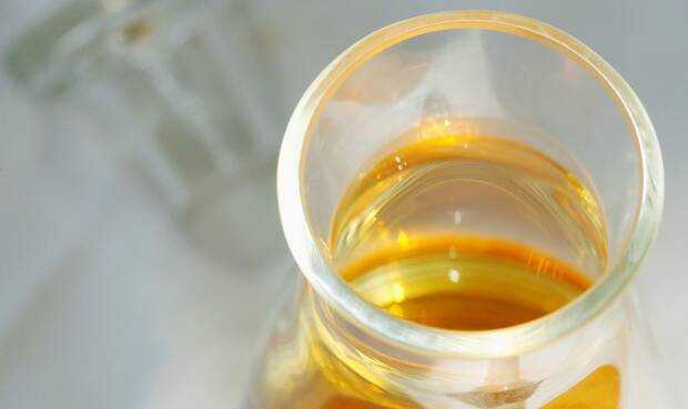 Flasche mit Öl. © MedioimagesPhotodisc / Photodisc / Thinkstock