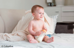 Ein internationales Forschungsteam fordert strengere Vorschriften für Ersatzprodukte von Muttermilch. © Colourbox Baby mit Milchflasche in den Händen. © Colourbox