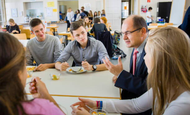 Schüler im Gespräch mit dem Minister