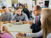 © Photothek/Thomas Trutschel Schüler im Gespräch mit dem Minister