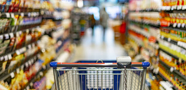Einkaufswagen im Supermarkt