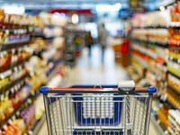 Einkaufswagen im Supermarkt
