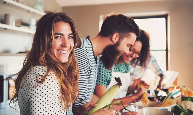 Freunde kochen gemeinsam. © UberImages / iStock / Thinkstock