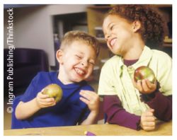 Im EU-Schulprogramm werden das bisherige EU-Schulobst- und -gemüseprogramm und das EU-Schulmilchprogramm zusammengelegt. Zwei lachende Kinder mit Apfel in der Hand. © Ingram Publishing/Thinkstock