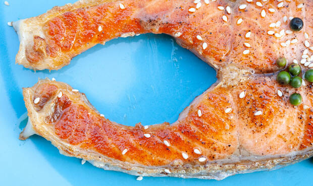 Der Verzehr von frischem Seefisch wie Makrele, Lachs und Hering liefert dem Körper mehrfach ungesättigte Fettsäuren. Schwangere sollten Fisch nur gut durchgegart genießen. © meesilpa / iStock / Getty Images Plus